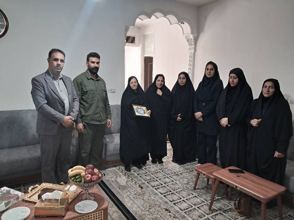 تجلیل تیم مدیریتی بیمارستان پاسارگاد از خانواده اهداکننده عضو به مناسبت روز ملی اهدای عضو